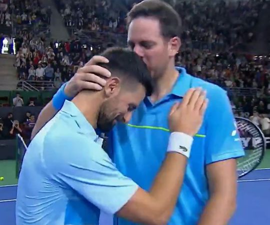 Vídeo: Djokovic e Del Potro emocionados na despedida do argentino