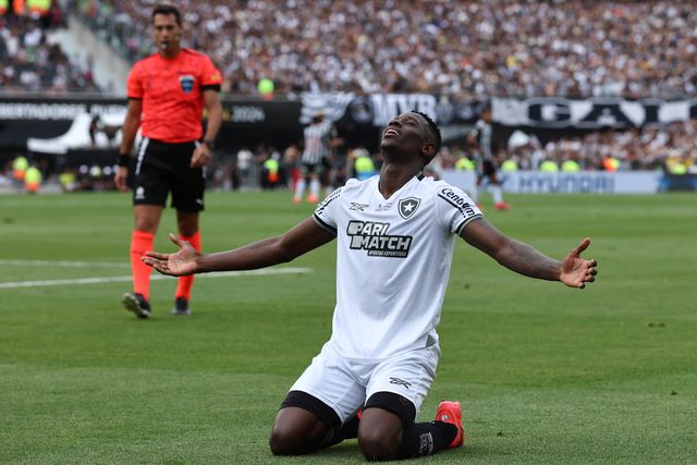 Avançado do Botafogo vítima de tentativa de extorsão e ameaçado pela prima da ex-mulher