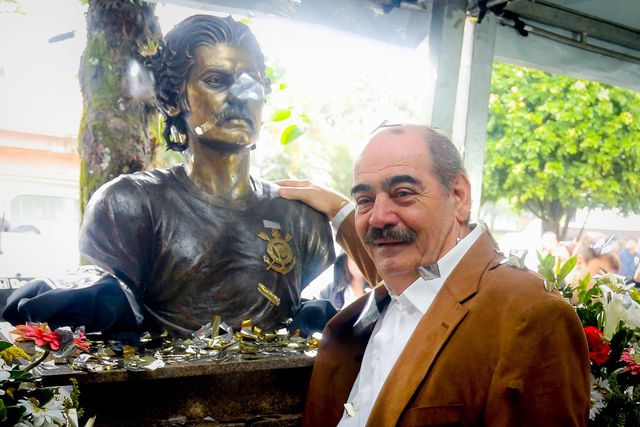 Rivellino, antigo internacional brasileiro, em 2014 na apresentação do seu busto