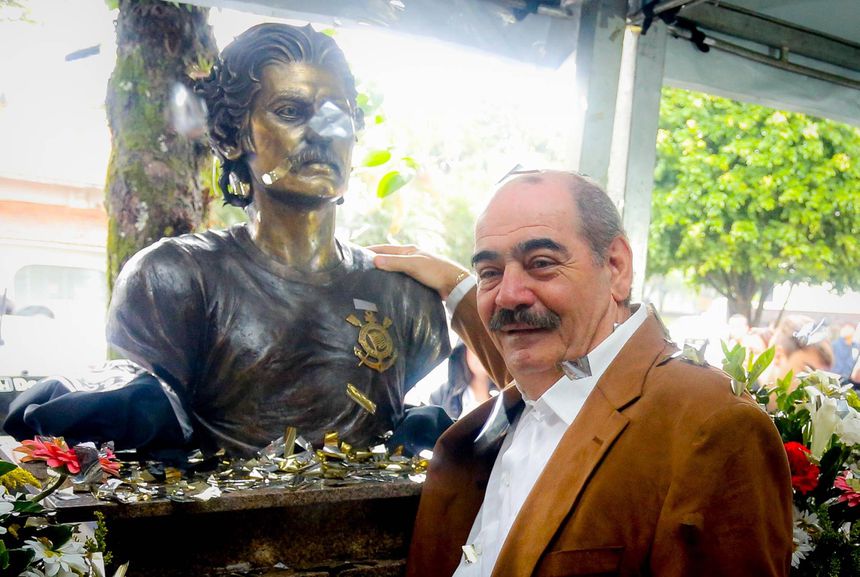 Rivellino, antigo internacional brasileiro, em 2014 na apresentação do seu busto