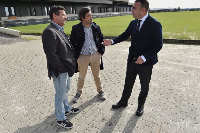 Miguel Ribeiro com a equipa de reportagem de A BOLA na Academia do Famalicão. Foto: Miguel Nunes