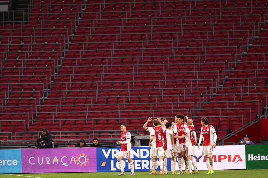 Jogadores do Ajax celebram golo sem adeptos na bancadas