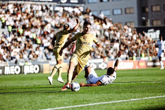 Lateral-direito é um dos indiscutíveis do emblema de Vila Nova - Foto: Famalicão