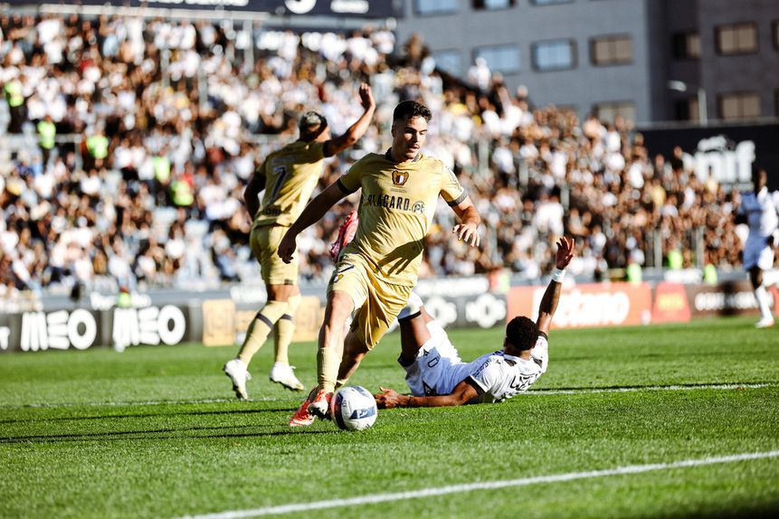 Lateral-direito é um dos indiscutíveis do emblema de Vila Nova - Foto: Famalicão