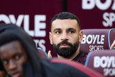 Mohamed Salah no banco, frente ao West Ham (IMAGO)