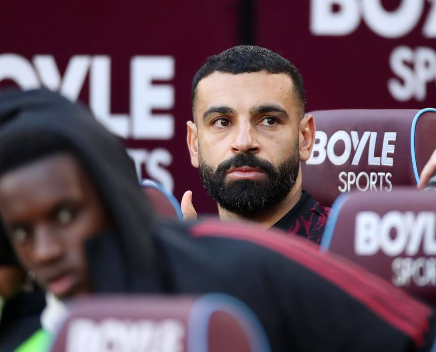 Mohamed Salah no banco, frente ao West Ham (IMAGO)