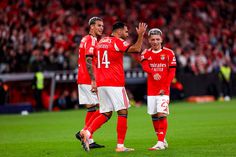 Prestianni, extremo do Benfica, festeja com companheiros o golo marcado ao Nacional - Foto Imago