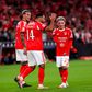 Prestianni, extremo do Benfica, festeja com companheiros o golo marcado ao Nacional - Foto Imago