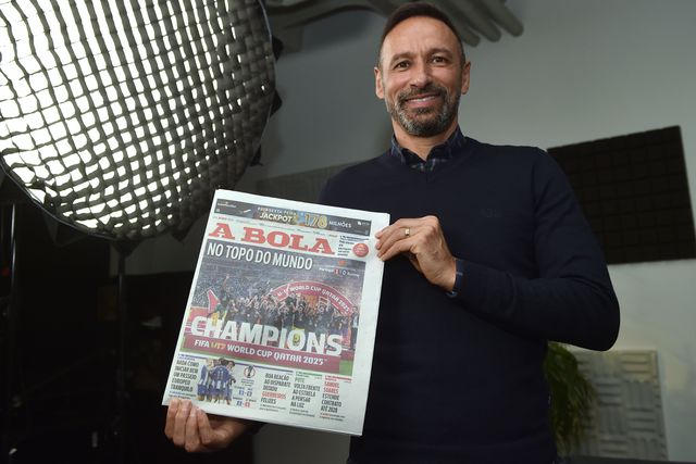 Bino com a capa de A BOLA relativa à conquista do Campeonato do Mundo - Foto: MIGUEL NUNES