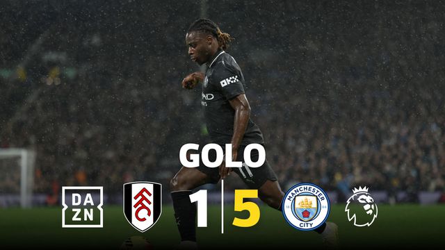 Doku ganha a bola e aproveita o desvio para fazer o quinto do Man. City