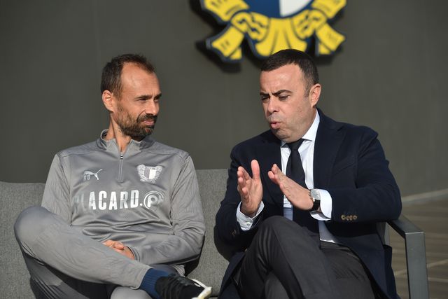 O treinador Hugo Oliveira também fez questão de estar com a reportagem de A BOLA em Famalicão. Foto: Miguel Nunes