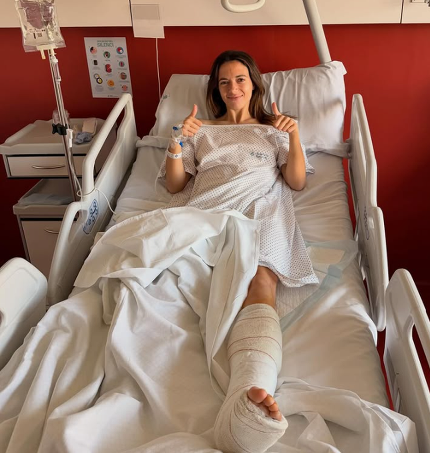 Aitana Bonmatí, jogadora do Barcelona e vencedora da Bola de Ouro, após cirurgia - Foto: Instagram aitanabonamti