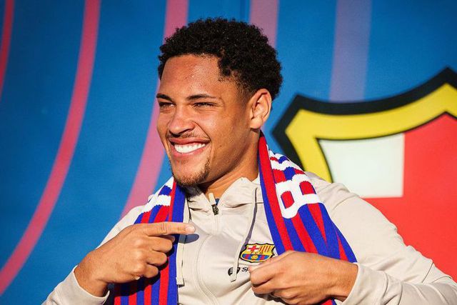 Vitor Roque inscrito e com estreia à vista