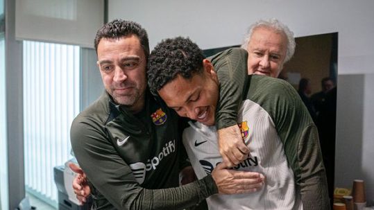 Xavi sobre inscrição de Vitor Roque: «Dizem-me que é questão de horas»