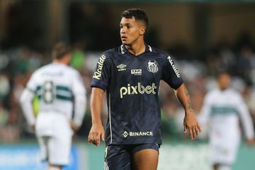 Benfica fecha Marcos Leonardo no Brasil