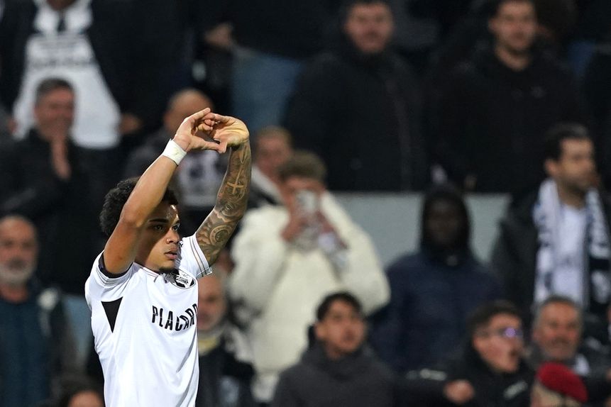 Kaio César festeja golo frente ao Sporting