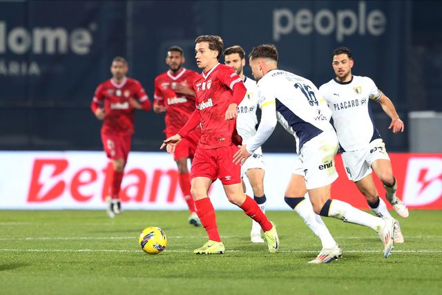 Serginho durante a partida com o Famalicão, que os açorianos venceram por 2-1. O médio foi aposta inicial de Vasco Matos