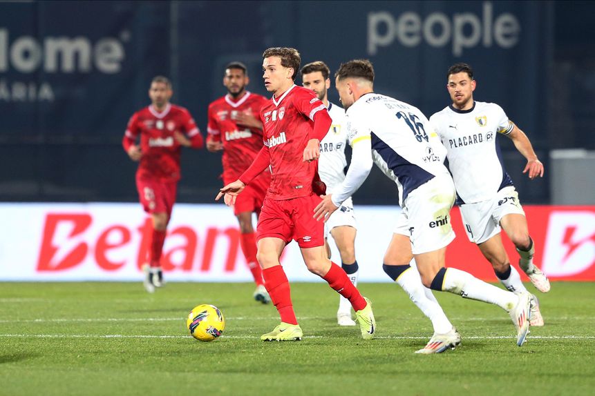 Serginho durante a partida com o Famalicão, que os açorianos venceram por 2-1. O médio foi aposta inicial de Vasco Matos