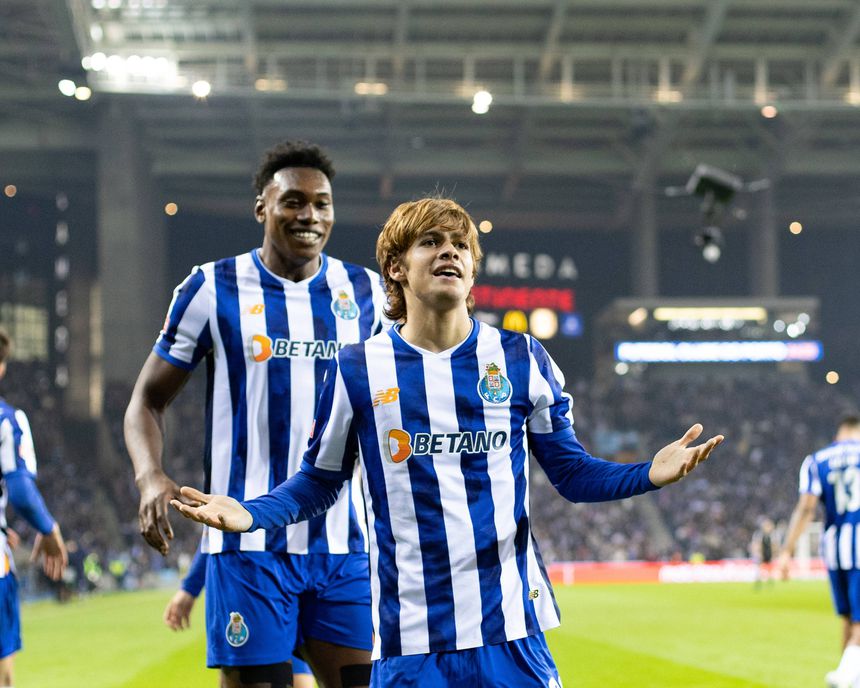 Samu e Rodrigo Mora festejam golo no Dragão