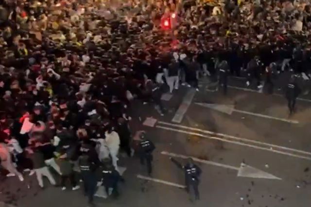 Protestos e carga policial nas imediações do Mestalla