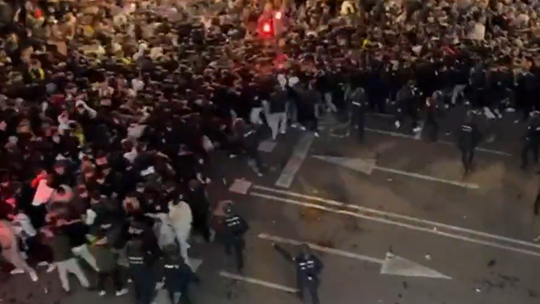 Protestos e carga policial nas imediações do Mestalla (vídeos)