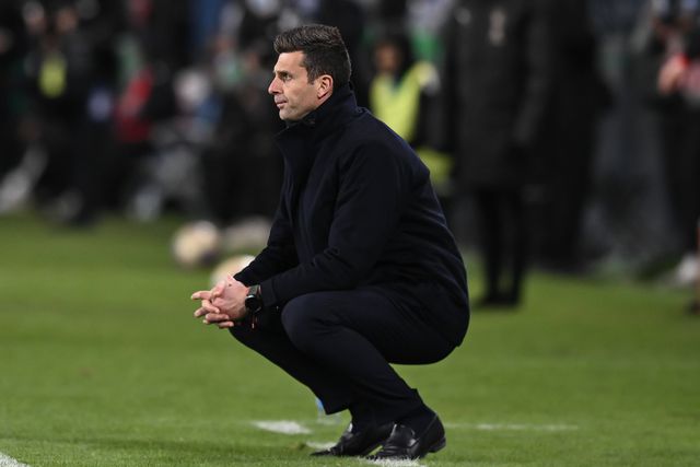 Thiago Motta, treinador da Juventus, pensativo a olhar para o relvado