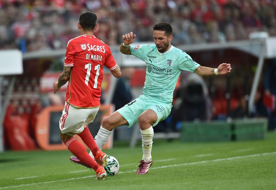 Lance entre Di María, argentino do Benfica, e João Moutinho, médio português, equipas que nesta tarde de sábado, a partir das 18 horas, medem forças no Estádio da Luz para a Liga Portugal Betclic