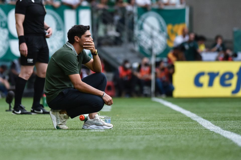 Abel Ferreira, de cócoras, dá instruções aos jogadores do Palmeiras, clube que começou o ano de 2024 a vencer o Estadual de São Paulo ao derrotar o Santos na final