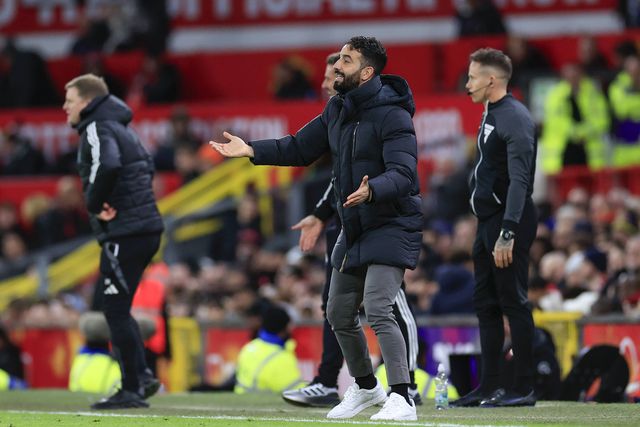 Ruben Amorim, treinador do Manchester United, dá instruções para dentro de campo