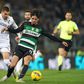 João Mendes e Trincão disputam a bola no Vitória de Guimarães-Sporting da 17.ª jornada da Liga 2024/25. Reencontram-se esta terça-feira