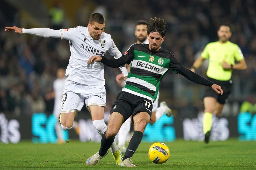 João Mendes e Trincão disputam a bola no Vitória de Guimarães-Sporting da 17.ª jornada da Liga 2024/25. Reencontram-se esta terça-feira