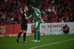 Árbitro à conversa com Joel Robles - Foto: Miguel Nunes