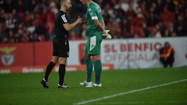 Árbitro à conversa com Joel Robles - Foto: Miguel Nunes