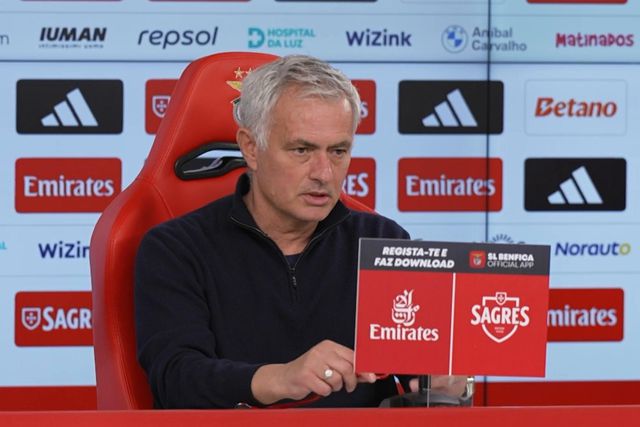 Mourinho elogia Sidny, mas avisa: «Para ser lateral comigo, falta qualquer coisa»