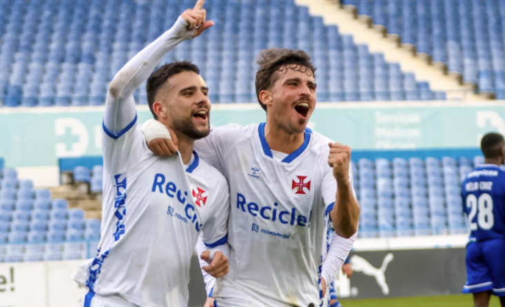 David Rebelo celebra com Diogo Leitão (Foto: Belenenses)