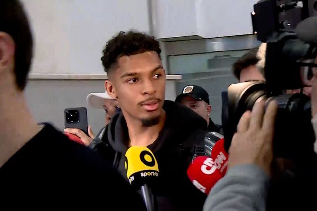 Luís Guilherme à chegada ao Aeroporto Humberto Delgado em Lisboa - A BOLA TV