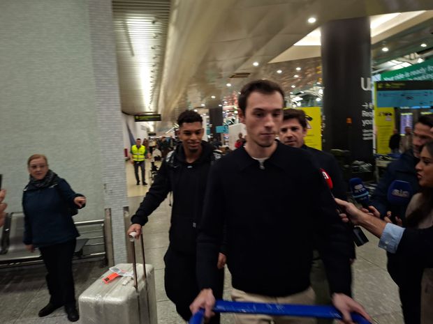Luís Guilherme, à esquerda, à chegada ao Aeroporto Humberto Delgado em Lisboa - Foto: A BOLA