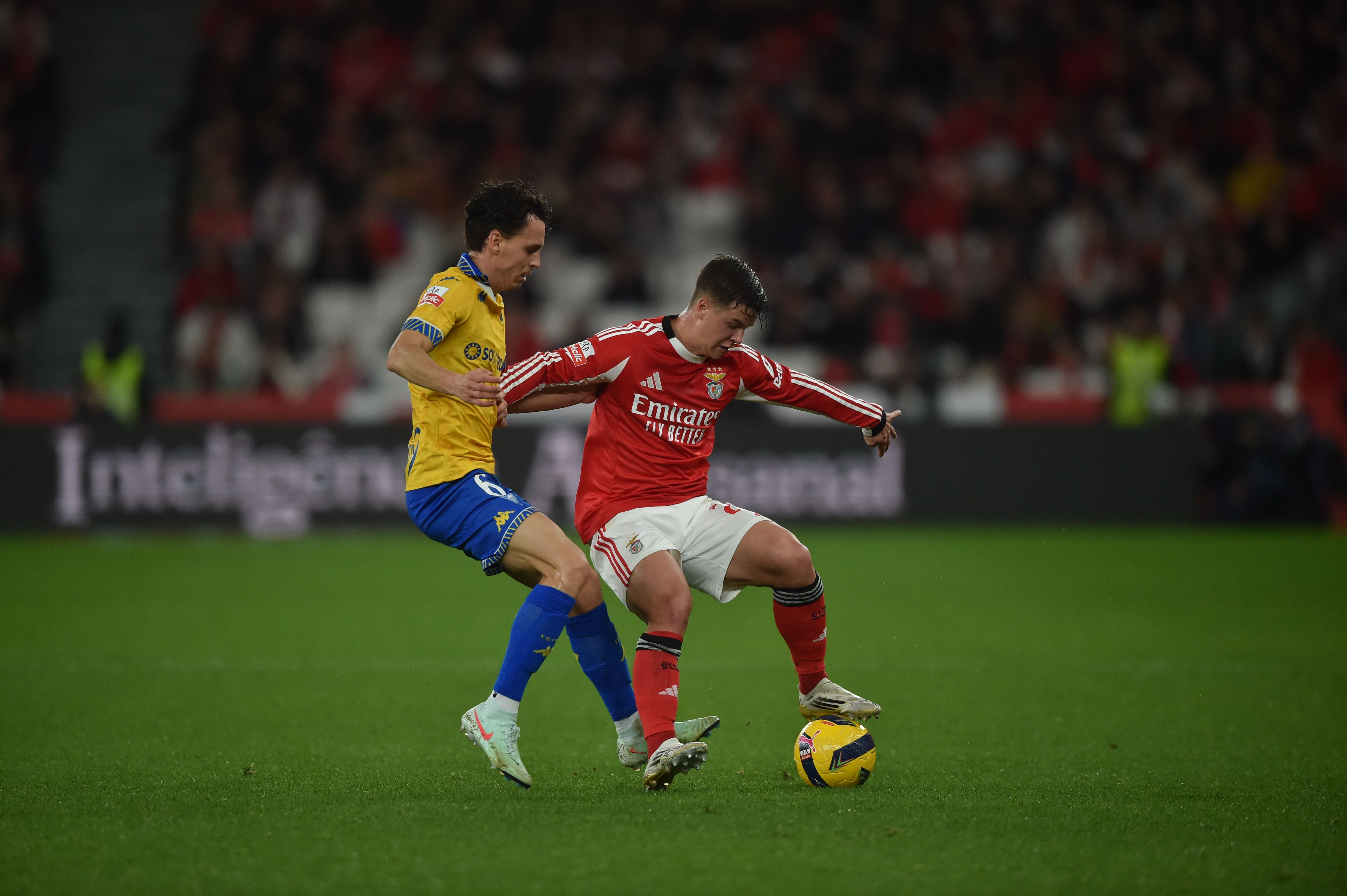 Samuel Dahl protege a bola - Foto: Miguel Nunes