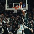 O afundanço de Giannis que deu a vitória aos Bucks. Foto x/Milwaukee Bucks