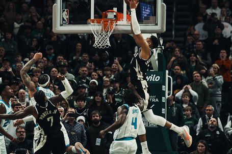 O afundanço de Giannis que deu a vitória aos Bucks. Foto x/Milwaukee Bucks