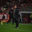 Ian Cathro pede calma aos jogadores no duelo com o Benfica — Foto: Miguel Nunes
