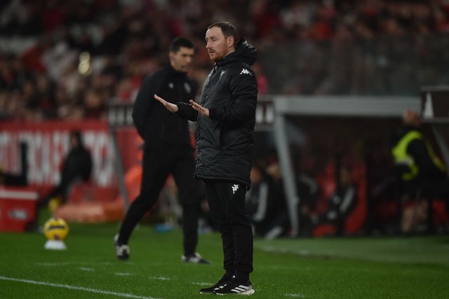 Ian Cathro pede calma aos jogadores no duelo com o Benfica — Foto: Miguel Nunes
