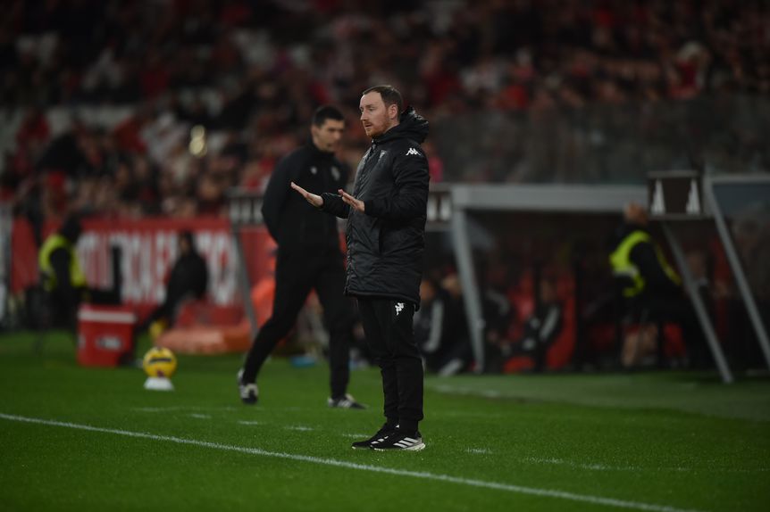 Ian Cathro pede calma aos jogadores no duelo com o Benfica — Foto: Miguel Nunes