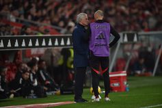 José Mourinho a dar indicações a Aursnes - Foto: Miguel Nunes