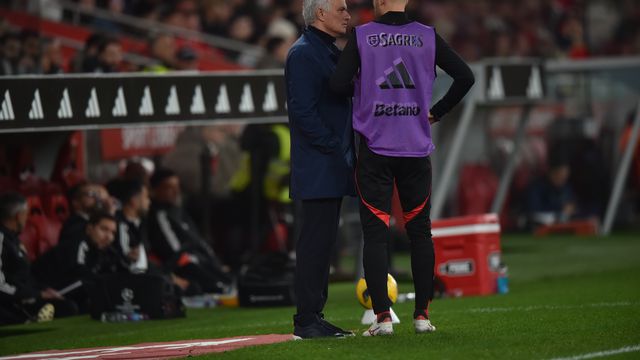 José Mourinho a dar indicações a Aursnes - Foto: Miguel Nunes