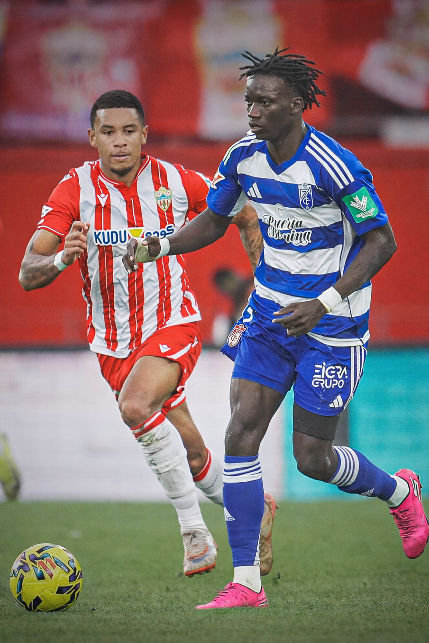 Faye em ação no  jogo entre Almería e Granada. Foto: Granada