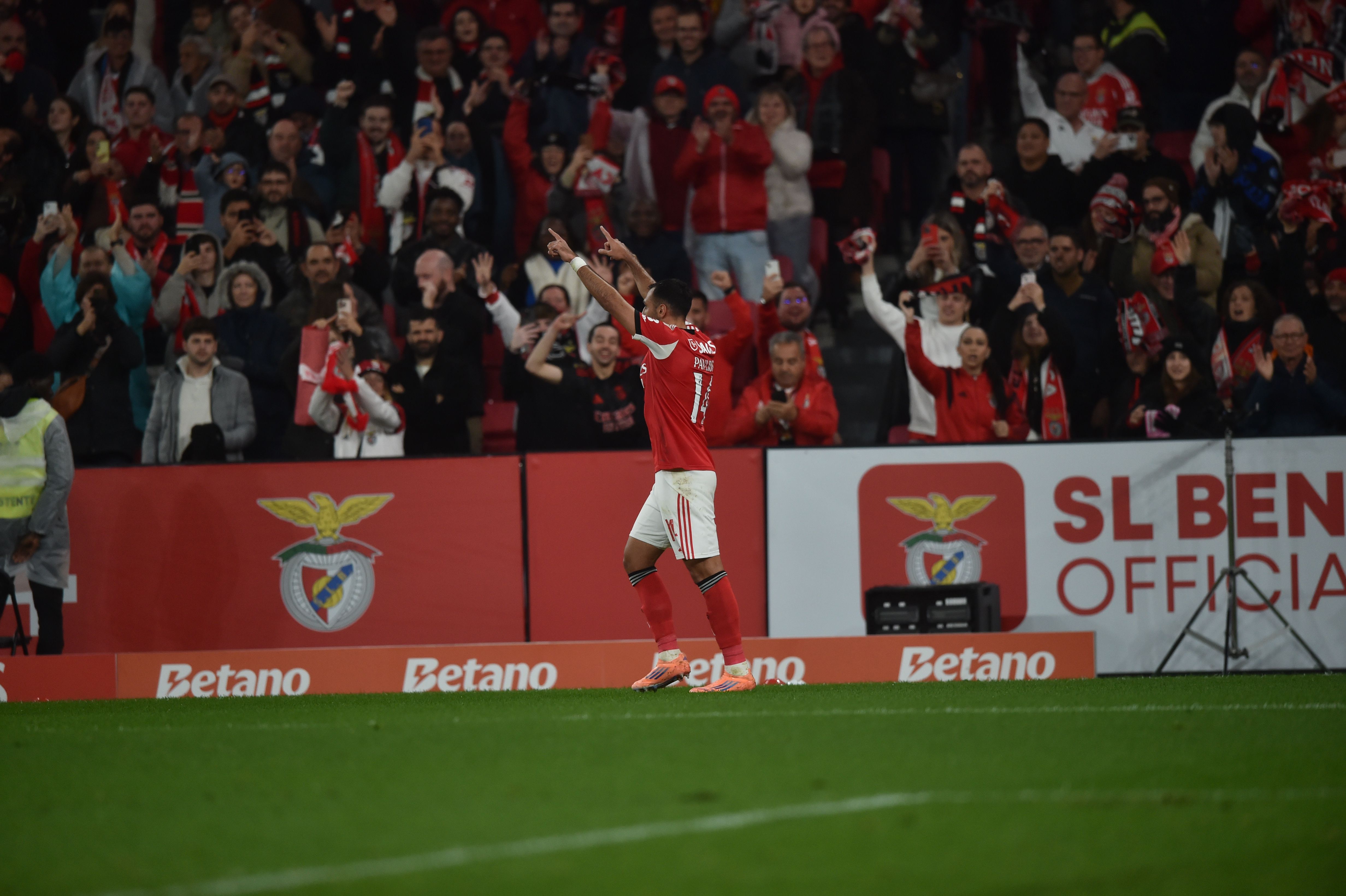 Pavlidis festeja golo na Luz - Foto: Miguel Nunes