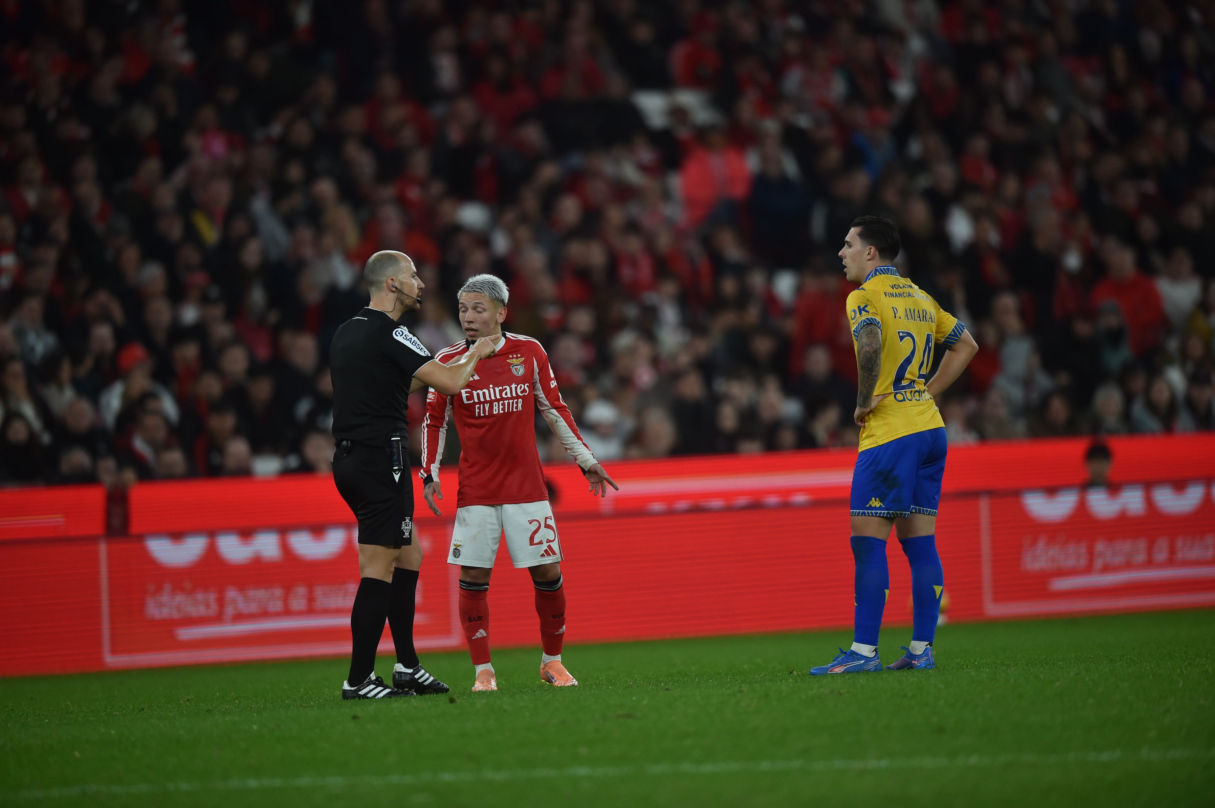 Prestianni à conversa com o árbitro - Foto: Miguel Nunes