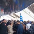 Centenas de adeptos no aeroporto à espera da equipa - Foto: A BOLA