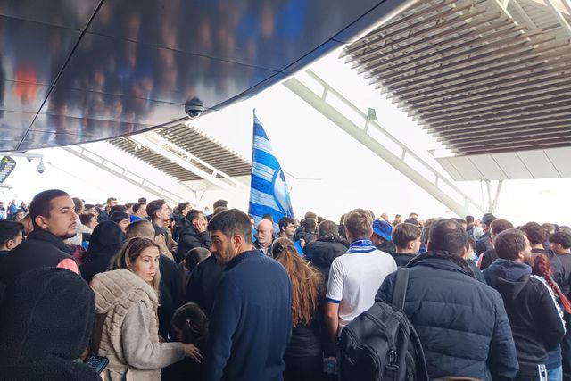 Centenas de adeptos no aeroporto à espera da equipa - Foto: A BOLA